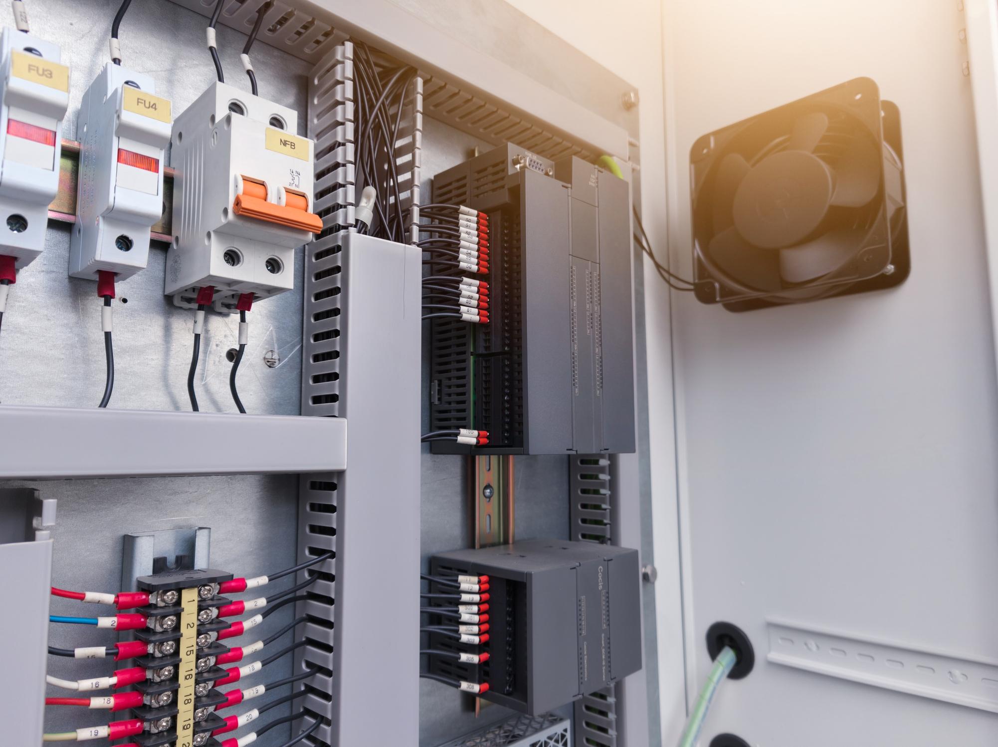 Những lưu ý quan trọng khi lắp đặt HMI Siemens trong môi trường công nghiệp khắc nghiệt.